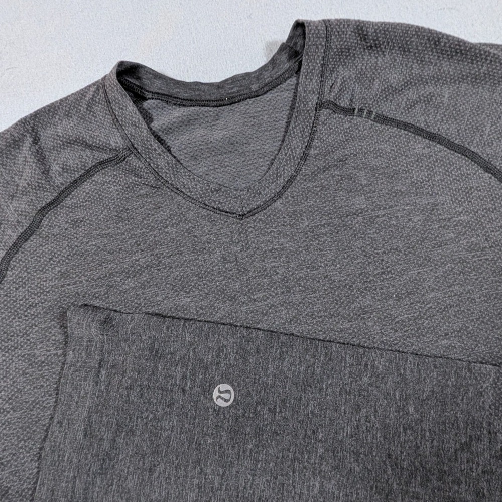 Lululemon Metal Vent Tech Shirt Mens Medium V-Neck Short Sleeve Heathered
